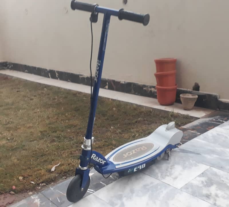 Razor E90 Electric Scootie 10