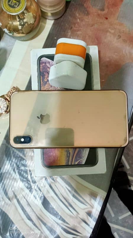 one hand use I phone xs max I phone XS Max 64 gb 03490454759 Whatsapp 1