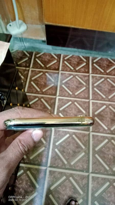 one hand use I phone xs max I phone XS Max 64 gb 03490454759 Whatsapp 4