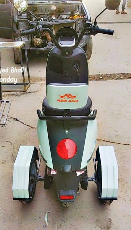 Ramza yari 4 Wheeler scooty 80-100. km range all documents available 1