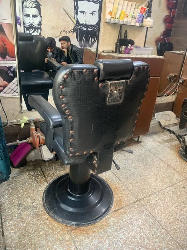 barber salon 2 chairs and 2 mirrors for urgent sale 1