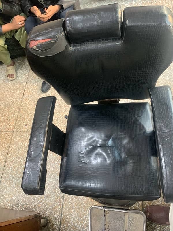 barber salon 2 chairs and 2 mirrors for urgent sale 2