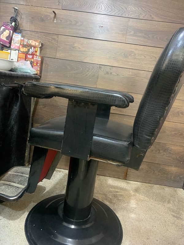 barber salon 2 chairs and 2 mirrors for urgent sale 3