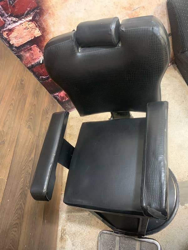 barber salon 2 chairs and 2 mirrors for urgent sale 4