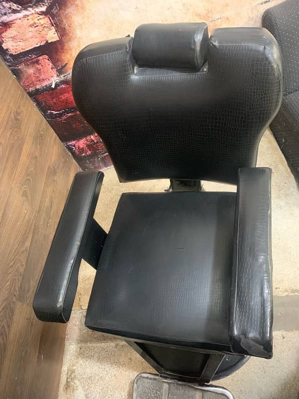 barber salon 2 chairs and 2 mirrors for urgent sale 5