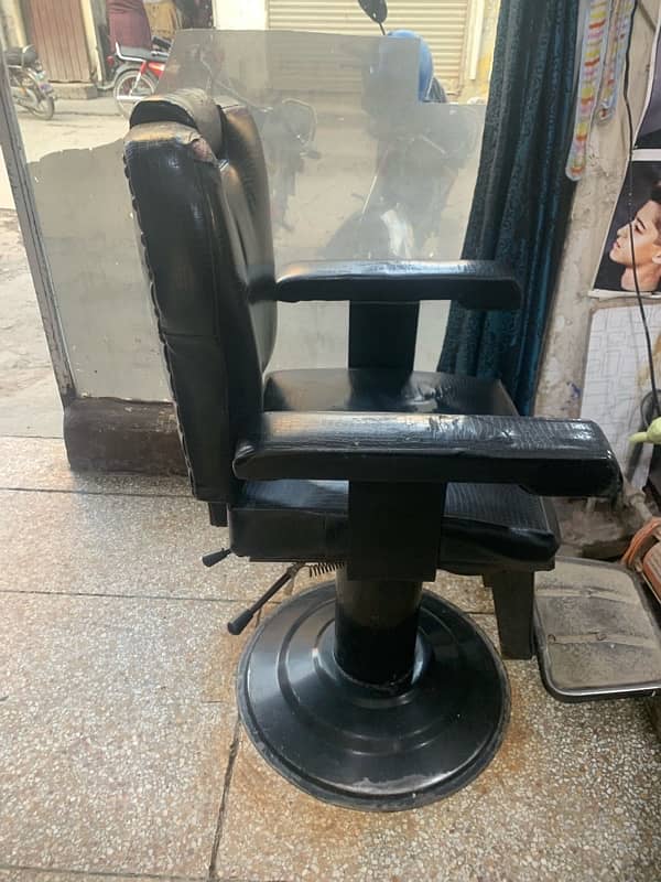 barber salon 2 chairs and 2 mirrors for urgent sale 6