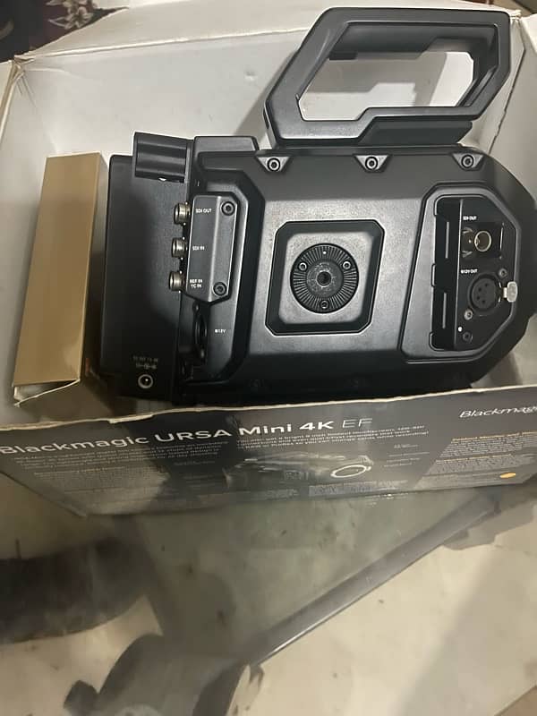 Ursa Mini 4k camera with lense35mm andt ripod 3