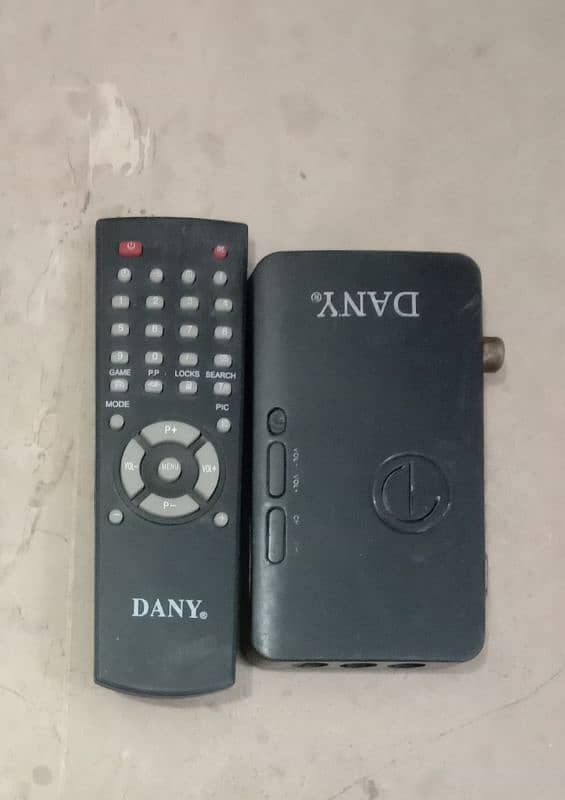 Computer LCD monitor Tv Device with remote and charger 1