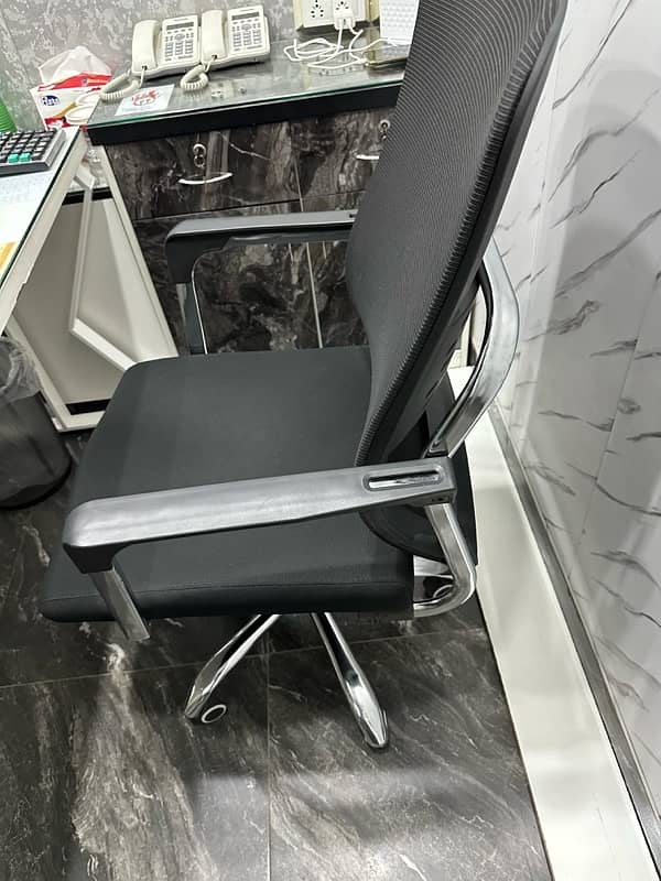 Black mesh Office chairs 2