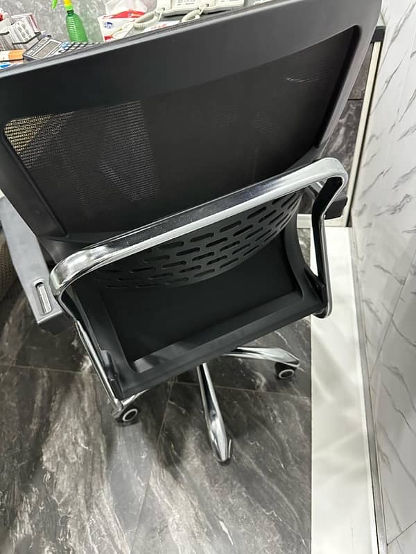 Black mesh Office chairs 3