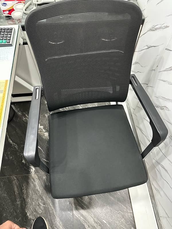 Black mesh Office chairs 4