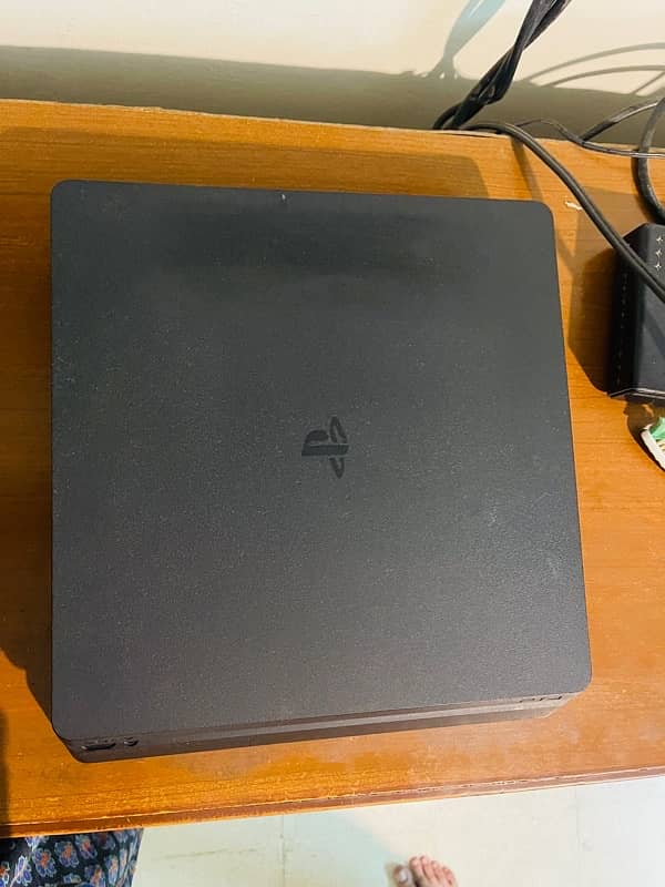 ps4 slim 1TB with 2 games and 2 controllers 3