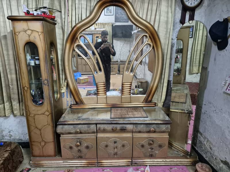 Bed, dressing table & side table 4