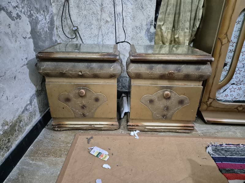 Bed, dressing table & side table 5