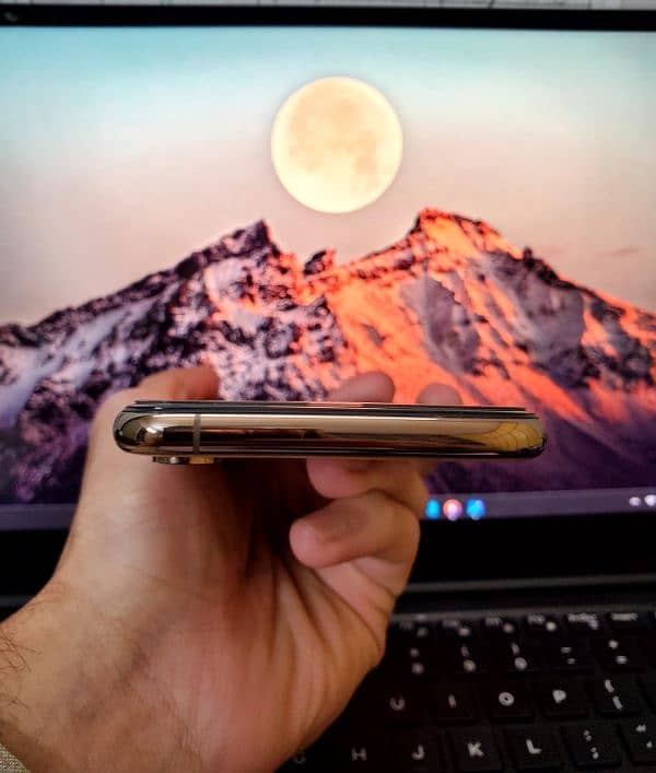 iPhone Xs 64GB Non-PTA Rose Gold 2