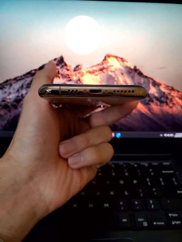 iPhone Xs 64GB Non-PTA Rose Gold 3