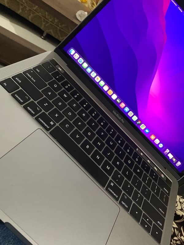 MacBook Pro 13inches i5 2017 With Touch Bar 2