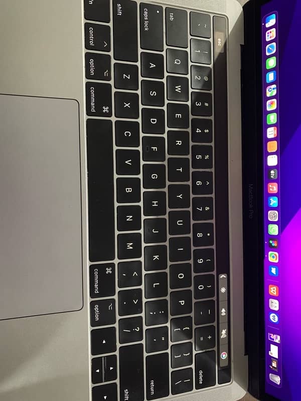 MacBook Pro 13inches i5 2017 With Touch Bar 4