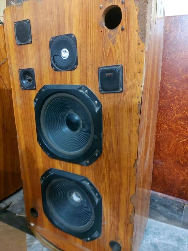 4 speaker he loud awaz  he bass boht zyda he 0