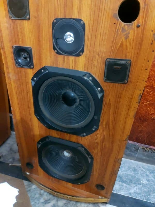 4 speaker he loud awaz  he bass boht zyda he 1