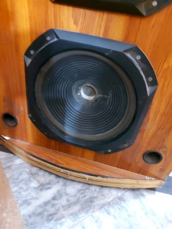 4 speaker he loud awaz  he bass boht zyda he 2