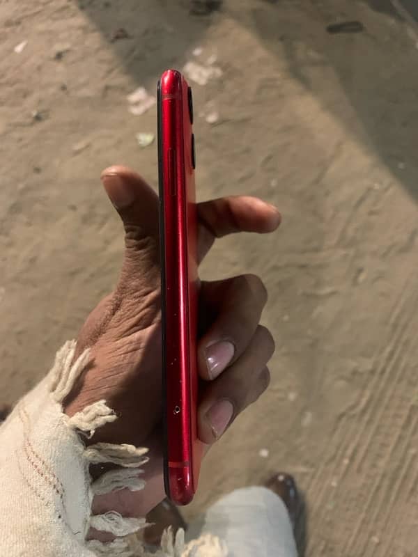 iphone xr 128 gb 82 battry health all okay back p sheet lagi hoi ha 6
