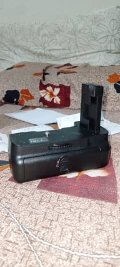 Almost brand new meike Nikon d5300/D3200/D3300 battery grip