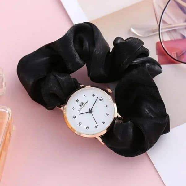 Women's Quartz Water Resistant Round Analogue Watch - 1 Pc 1