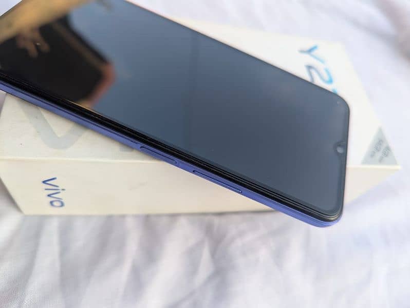 Vivo y21 with box 8