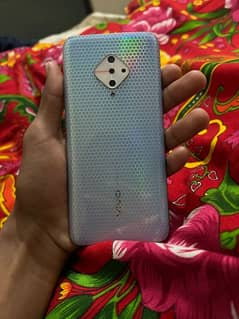 vivo ka box bi sath hy or charger bi