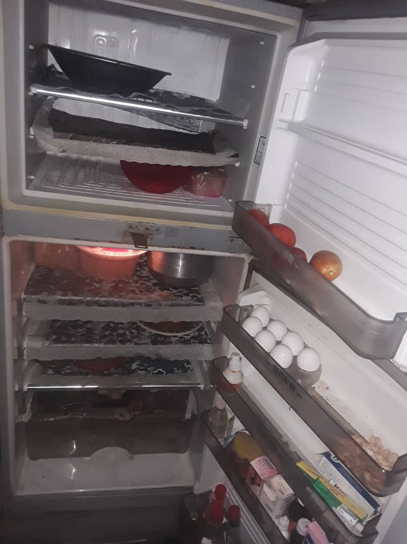 Dawlance medium size fridge 3