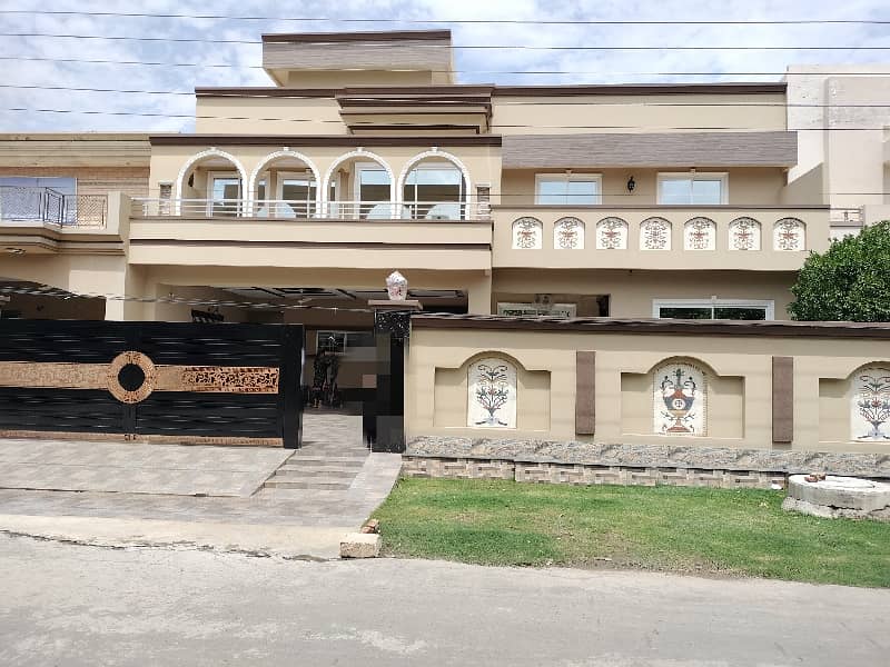 1 kanal house for sale 6 beds cinema hall wapda town Lahore Pakistan 0