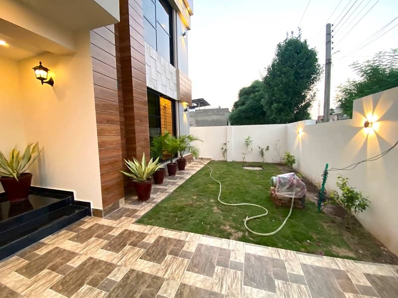 Valencia Town Lahore Pakistan 1 Kanal House For Sale 5 Beds 24