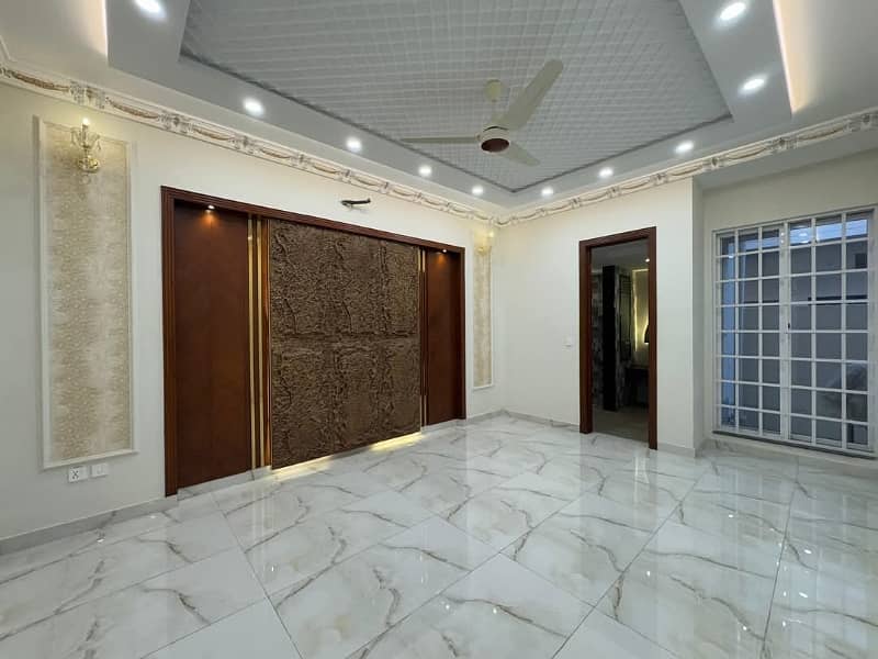 Valencia Town Lahore Pakistan 1 Kanal House For Sale 5 Beds 31