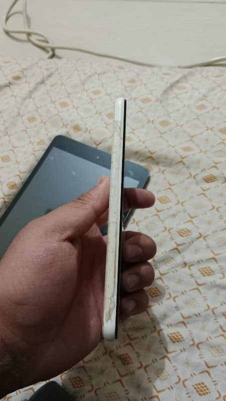 white colour, 10/10, 4 64 gb , need to sell urgent 3