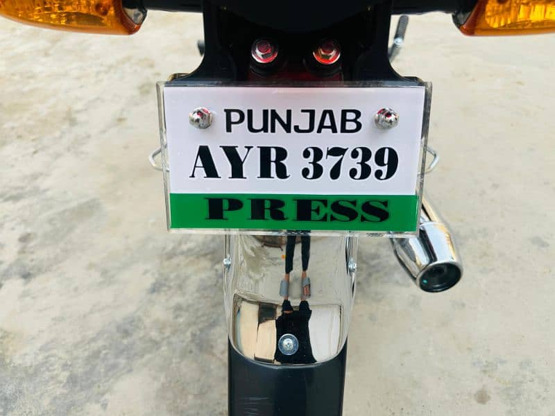 new motorcycle ha num all Punjab ka laga howa ha 8