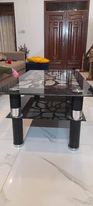 I am selling my center table, which is in excellent condition. 1