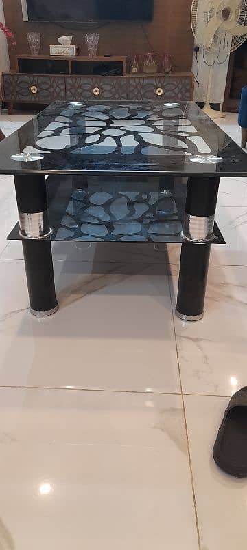 I am selling my center table, which is in excellent condition. 2