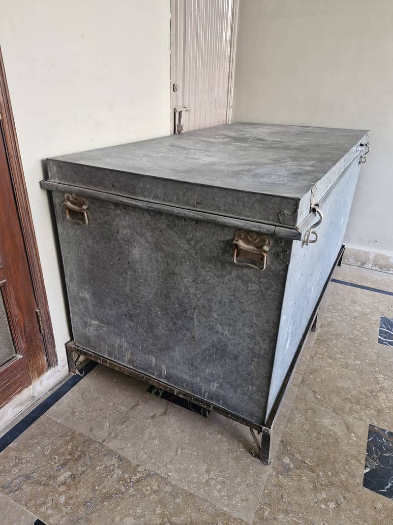 Iron peti/trunk (6 × 3 foot aur 2.75 foot gehrai) with iron stand 1