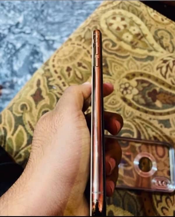 i phone XS LLA Model / 64GB Gold Color 1