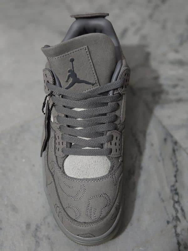 Jorden 4 retro Kaws 2