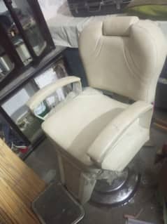 Barber chair in good condition for sale in khanewal