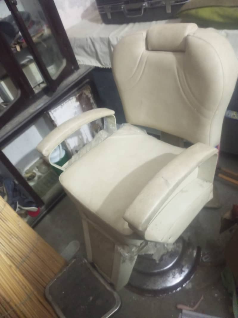 Barber chair in good condition for sale in khanewal 0