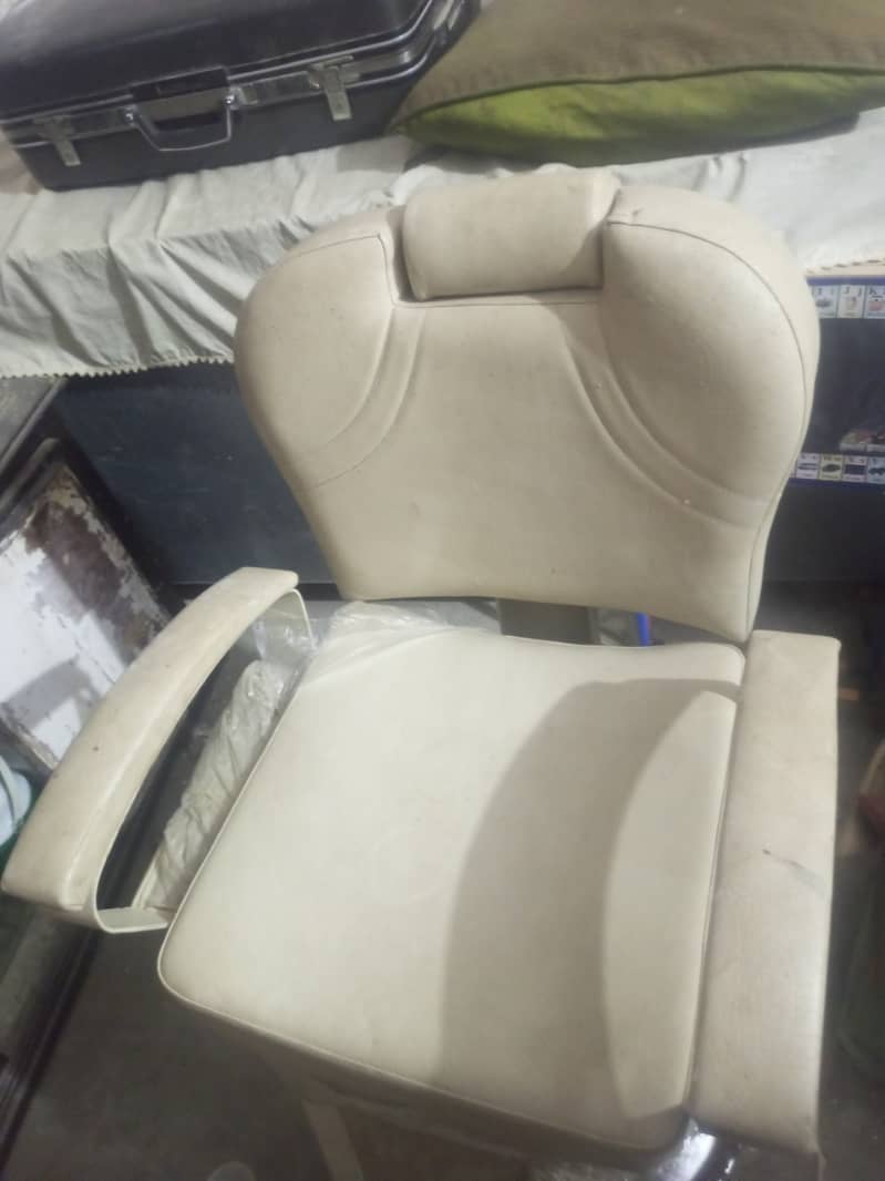 Barber chair in good condition for sale in khanewal 1