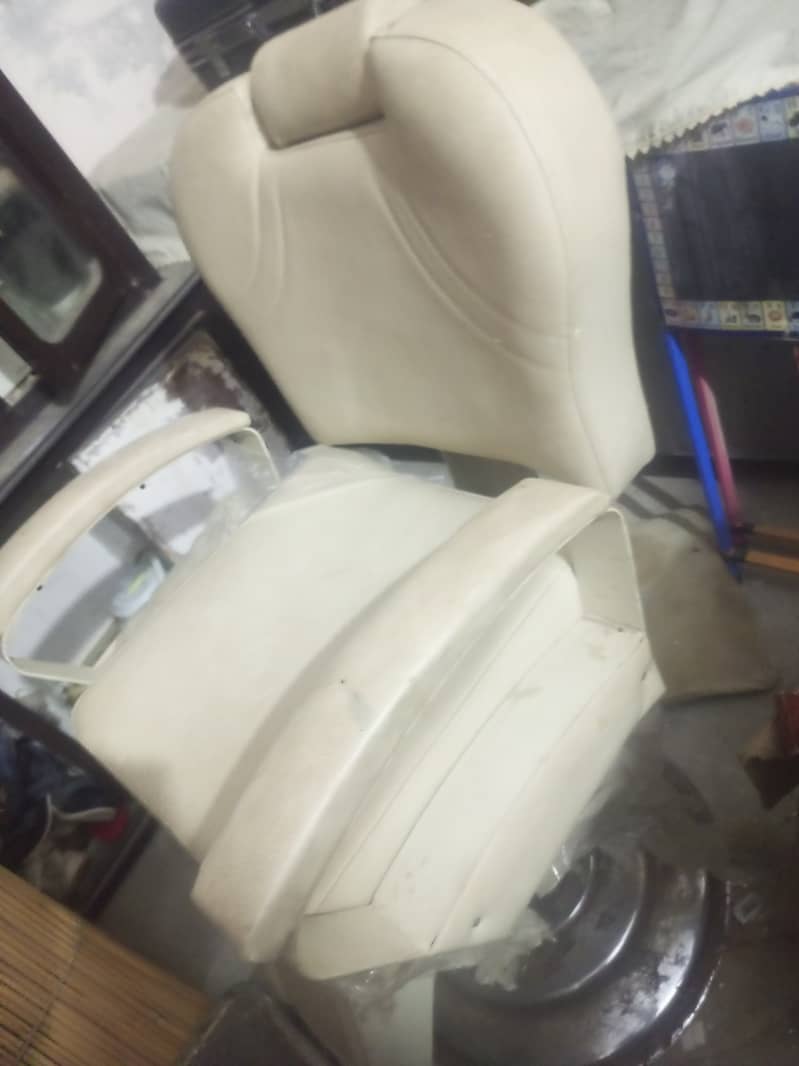 Barber chair in good condition for sale in khanewal 2