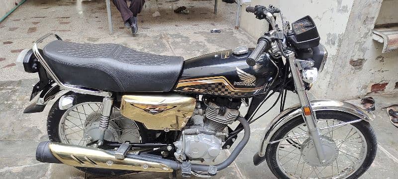 Honda 125 Black Gold Self Start 3