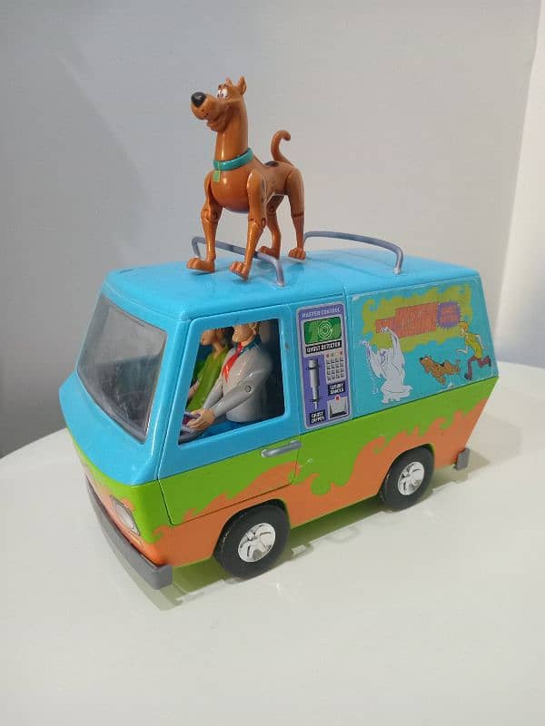 Scooby doo mystery van and 3 chararers 1