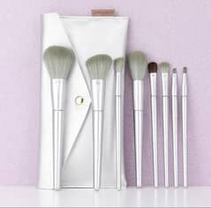 7 PCs High quality of Mackup Brushes set with a Pouch