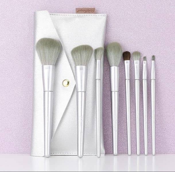 7 PCs High quality of Mackup Brushes set with a Pouch 0