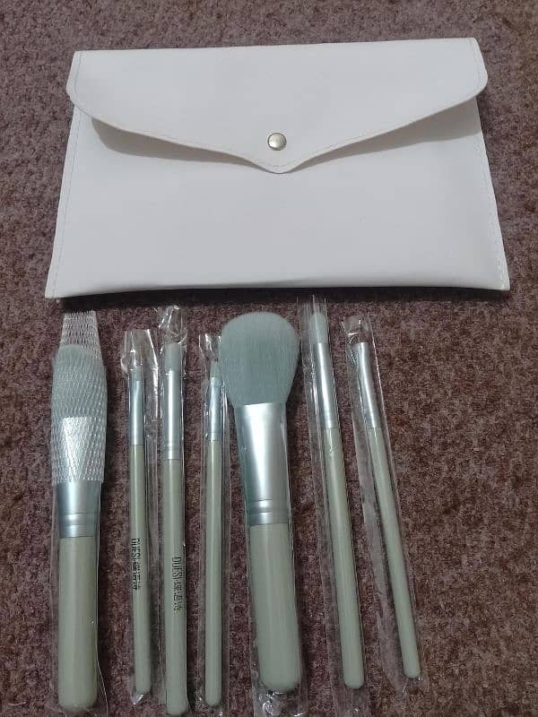 7 PCs High quality of Mackup Brushes set with a Pouch 4